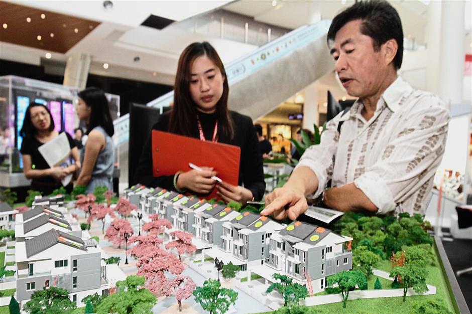 Visitors making enquiries about the My Sakura 28 project by Devoteshens Sdn Bhd.