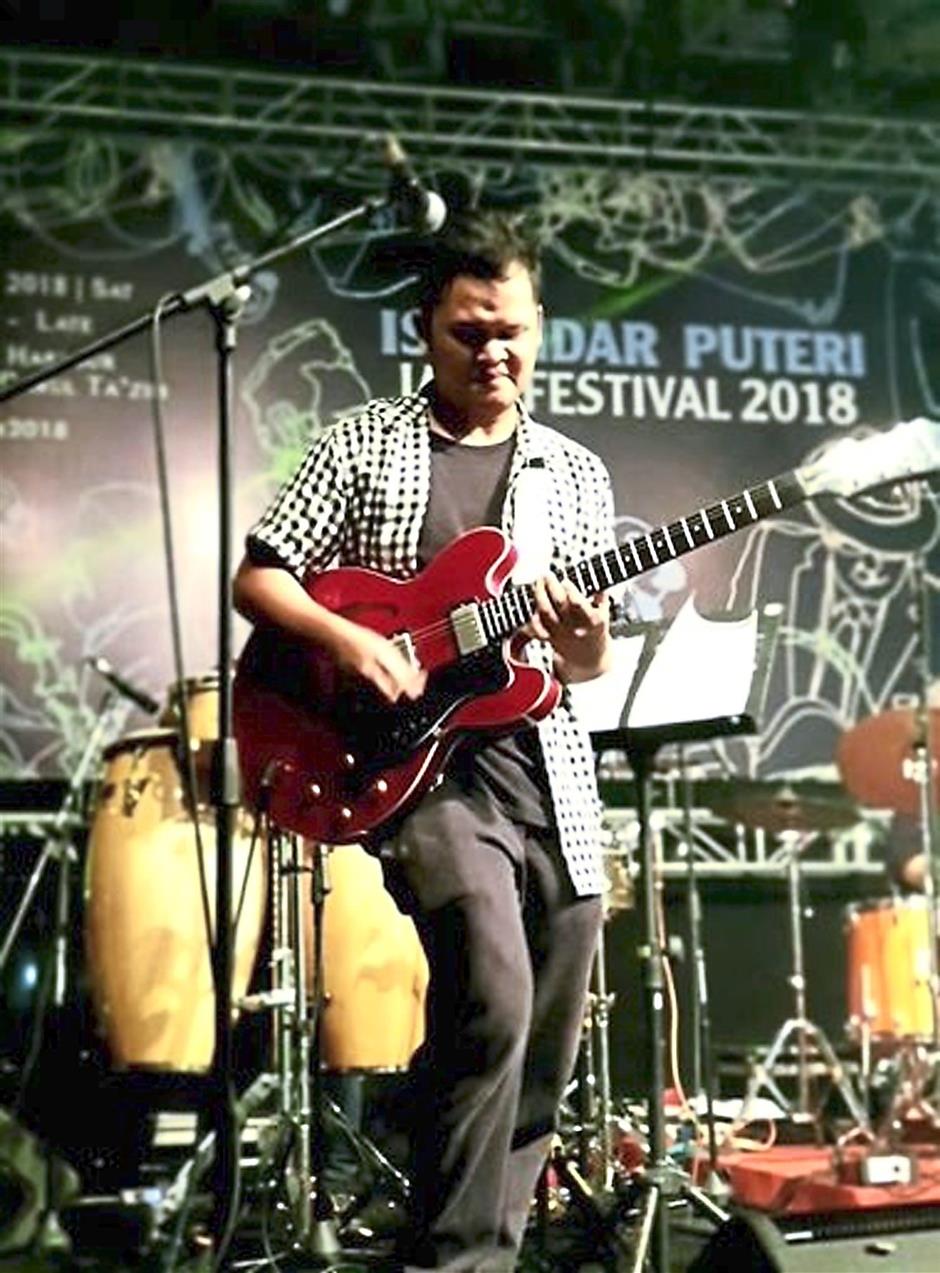 A guitarist strutting his stuff at the Iskandar Puteri Jazz Festival 2018.