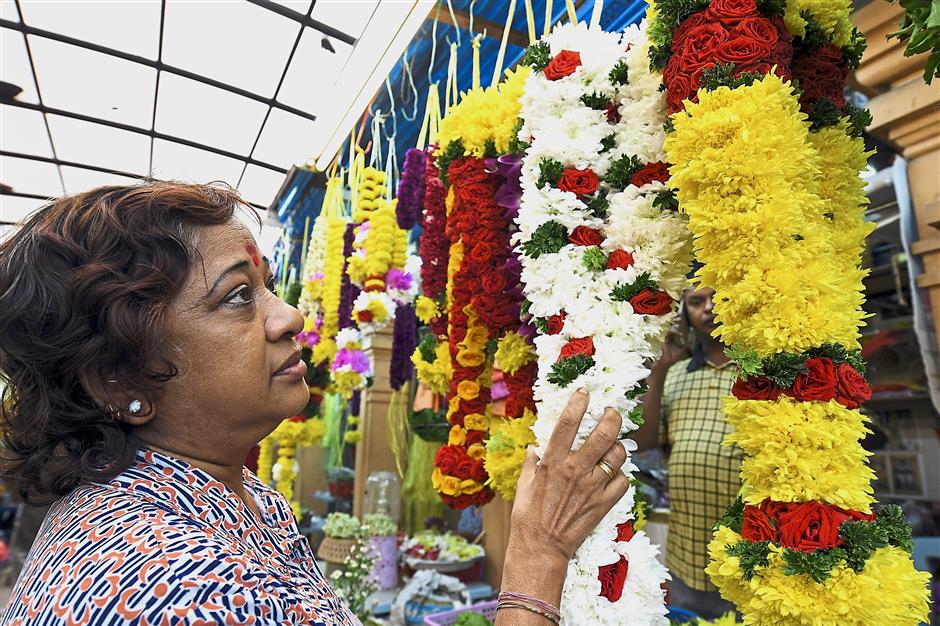 KUALA LUMPUR, Jan 11 -- Santha Ramachandran,53, seen selling flower garlands, in Brickfields. She said sales have increased in anticipation to the Ponggal Festival.Ponggal is a four-day harvest festival primarily celebrated in Tamil Nadu, a southern state of India and many other parts of the world where the tradition is continued including in Malaysia.-- fotoBERNAMA (2018) COPY RIGHT RESERVED