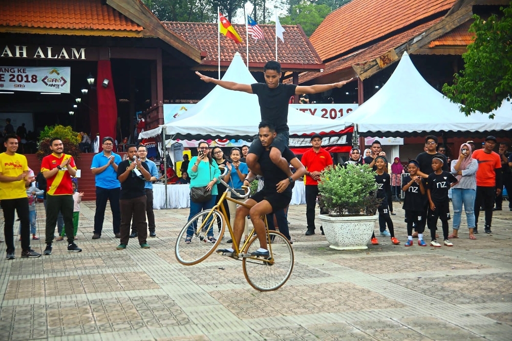 Tengku Amir was a keen spectator of the Artistic BMX Freestyle Cycling performance.
