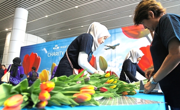 Volunteers at the KLM Charity Tulip Sale busy arranging the flowers which were sold to raise funds for Hospis Malaysia.