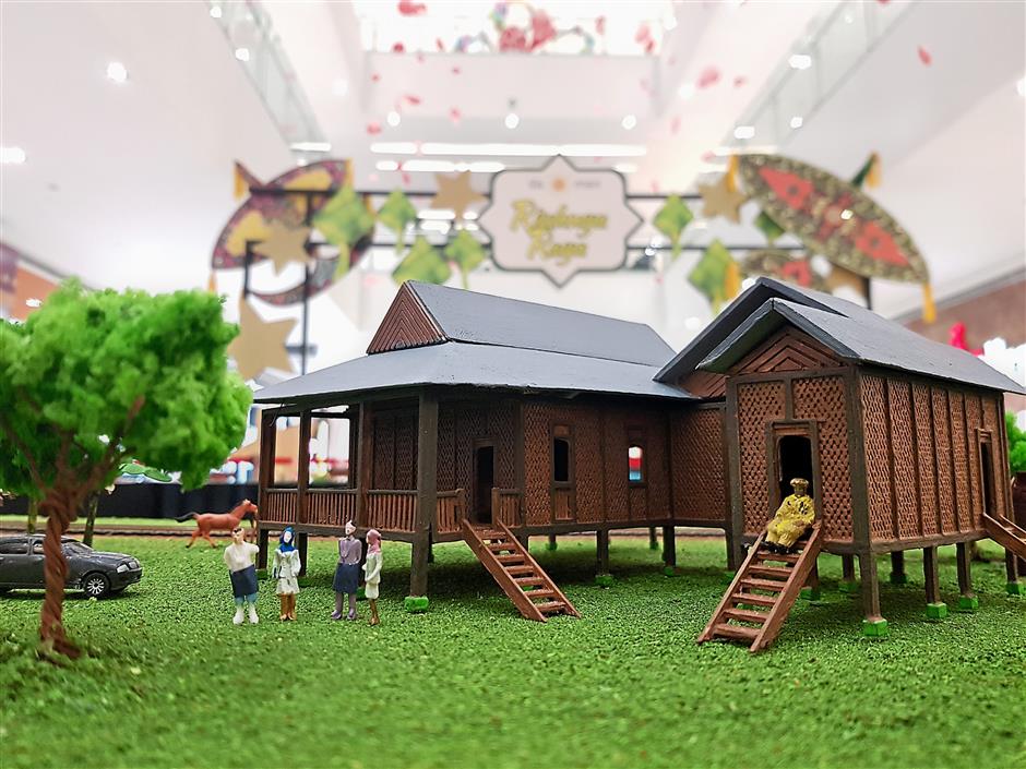 At Da Men Mall Subang Jaya, Miniature 3-D Kampung by MinNature allows children to build and paint little 3D kampung houses to create a miniature 3D festive Raya kampung scene.