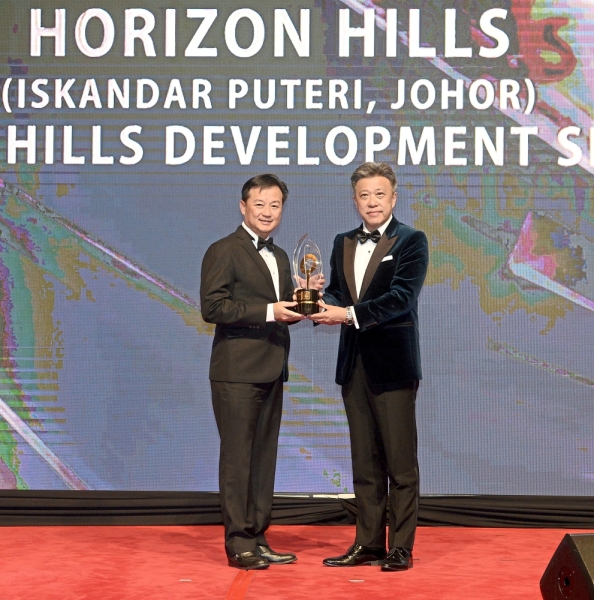 Wong (right) presenting the Luxury Series Award - The Best Luxury Development (Bungalow Residence) to Horizon Hills Sdn Bhd general manager Jim Woon.