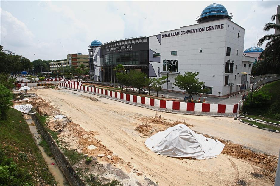 One of the construction sites for the LRT3 in Persiaran Dato Menteri where the Shah Alam Convention Centre is located has been partially closed off.