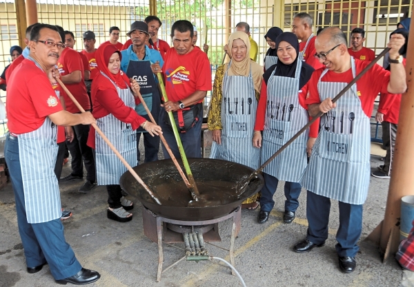 Dodol Gift For Customs Personnel The Star Online