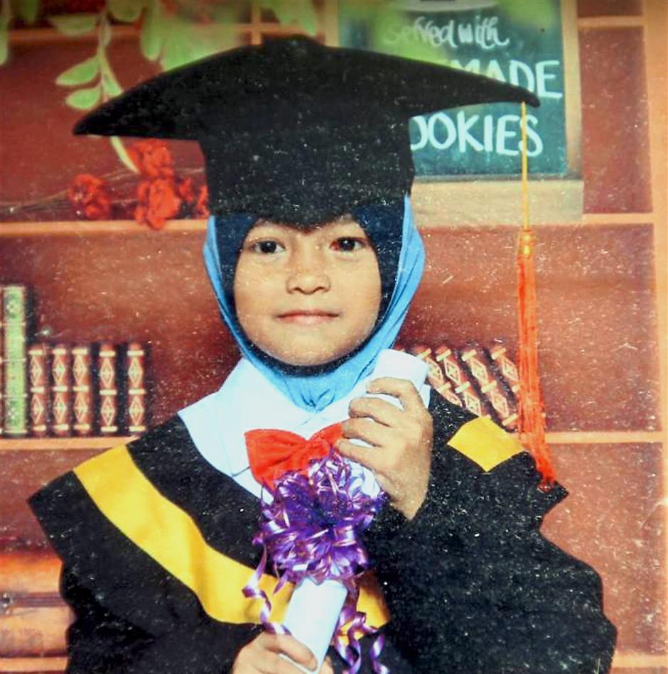 THE DECEASED........Puteri Intan Sharini Mohd Hishamuddin,8, a Year Two pupil of SK Penghulu Haji Darus, Jitra.(Pictures courtesy by Utusan)(Captioned by photographer G.C.TAN/The Star-13th DEC. 2017)
