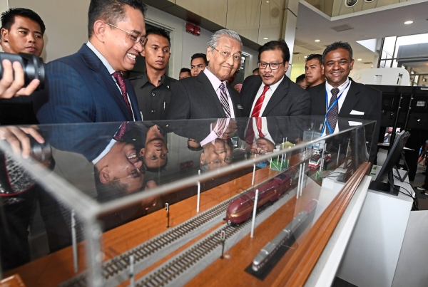  Keeping track: Maric president Datuk Dr Mohd Yusoff Sulaiman speaking with Mahathir at a rail engineering industry display during Technomart REL 2019 in Cyberjaya. — Bernama