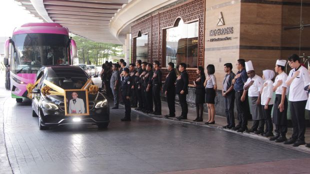 Igb Staff Pays Last Respects To Datuk Tan Chin Nam The Star