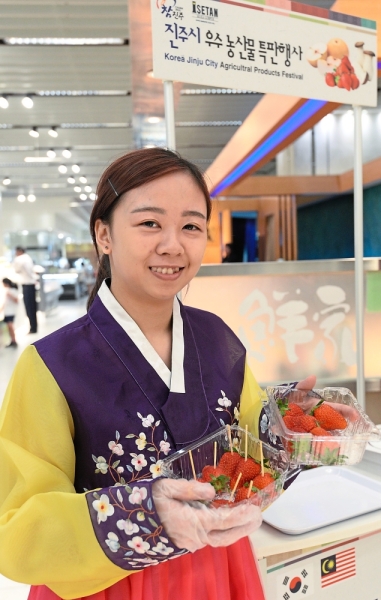 (Left) Jinju strawberries account for 75% of South Korea’s total strawberry exports.