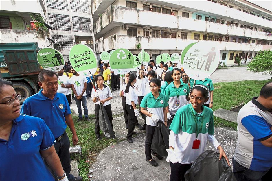 (Above) Ipoh City Watch and other NGOs took part in the clean-up works.