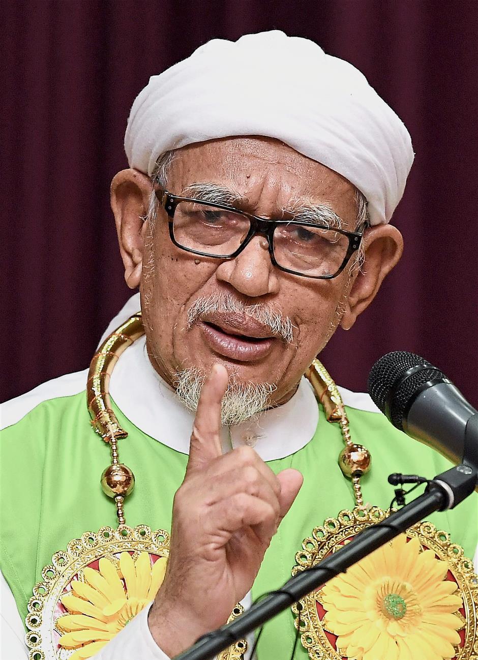 KUALA NERUS, 14 Sept -- Presiden PAS Datuk Seri Abdul Hadi Awang menyampaikan ucaptama pada perasmian Konvensyen Nasional Dewan Himpunan Penyokong PAS (DHPP) Kali Pertama sempena Muktamar PAS Ke-64 di Stadium Tertutup Kompleks Sukan Negeri Gong Badak hari ini.--fotoBERNAMA (2018) HAK CIPTA TERPELIHARA
