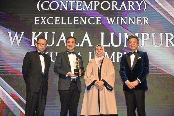 Tropicana Corporation Bhd managing director Ngian Siew Siong (second from left) receiving The Creative Touch City Hotel Award (Contemporary) from Zuraida, accompanied by Fu (left) and Wong.