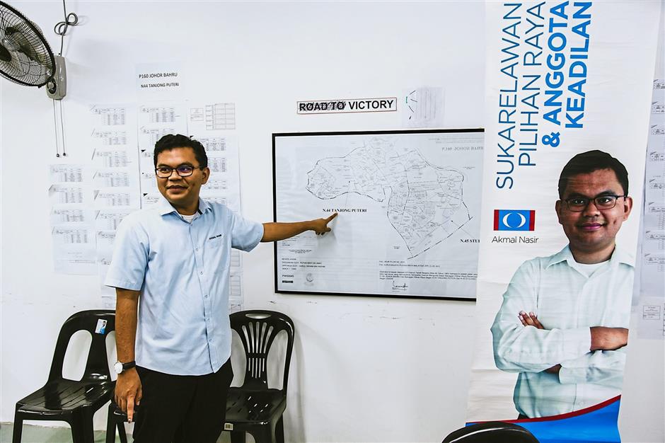 Giant killer: Akmal sharing his GE14 campaign strategy at the PKR office.