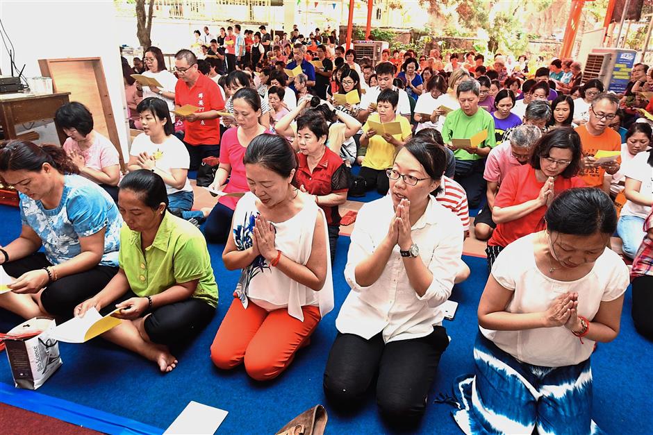 Devotees participating in a chanting ceremony during the annual Maha Sanghikadana at the Penang Buddhist Association (PBA) in Anson Road, Penang.Starpic by MUSTAFA AHMAD/The Star/10 February 2019.