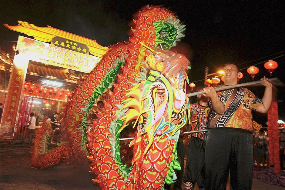 A dragon dance performance during the annual flame-watching ceremony at the temple. — Photos: CHAN BOON KAI/The Star