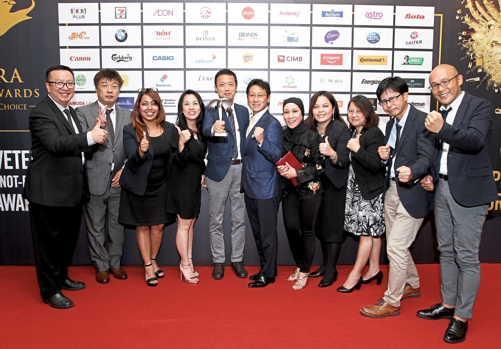 Aeon Co (M) Bhd executive director Hiroyuki Kotera (fifth from left) and his team with their gold award in the Retail category.