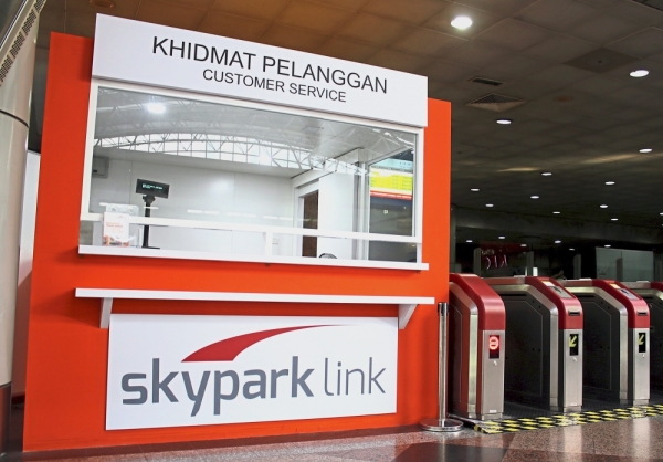 There were no staff at the Skypark Link customer service counter as there were hardly any passengers to cater to.