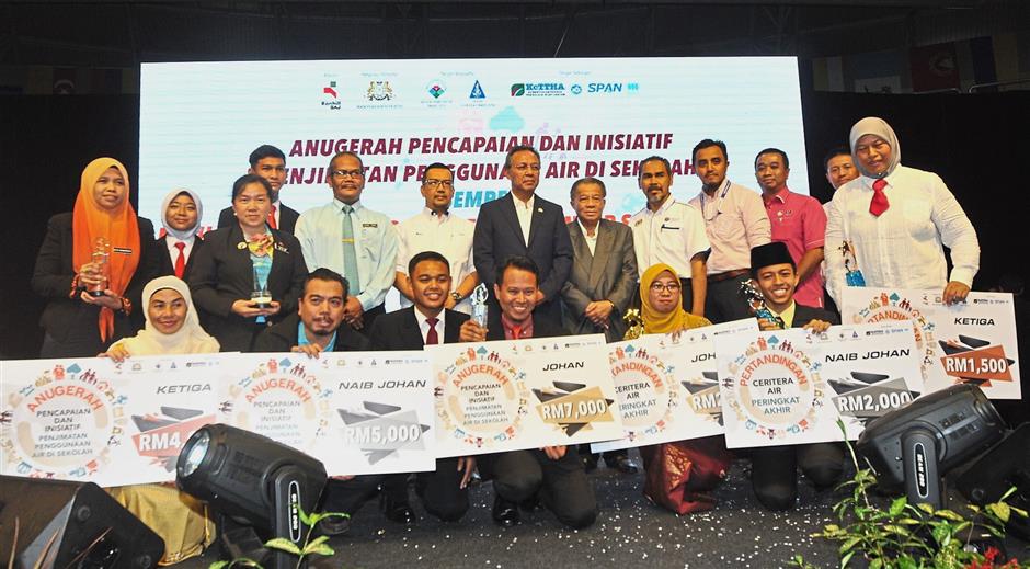 Hasni? (standing, seventh from left), Ahmad Faizal (sixth from left) and SAJ Ranhill executive director Datuk Dr Shahir Nasir (eighth from left) with winners during the ‘Save Water’ educational programme’s closing ceremony at EduCity Stadium in Iskandar Puteri, Johor. — ABDUL RAHMAN EMBONG/ The Star