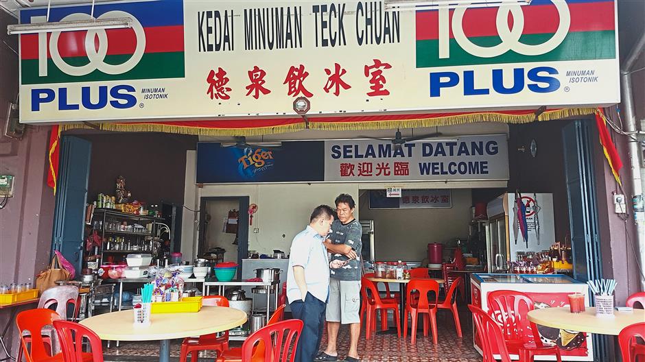 Kampung Baru Gelang Patah chief Gan Kah Wee (left) with Ah Chuan, the operator of this coffeeshop located at the entrance to the village. pix by foong pek yee.