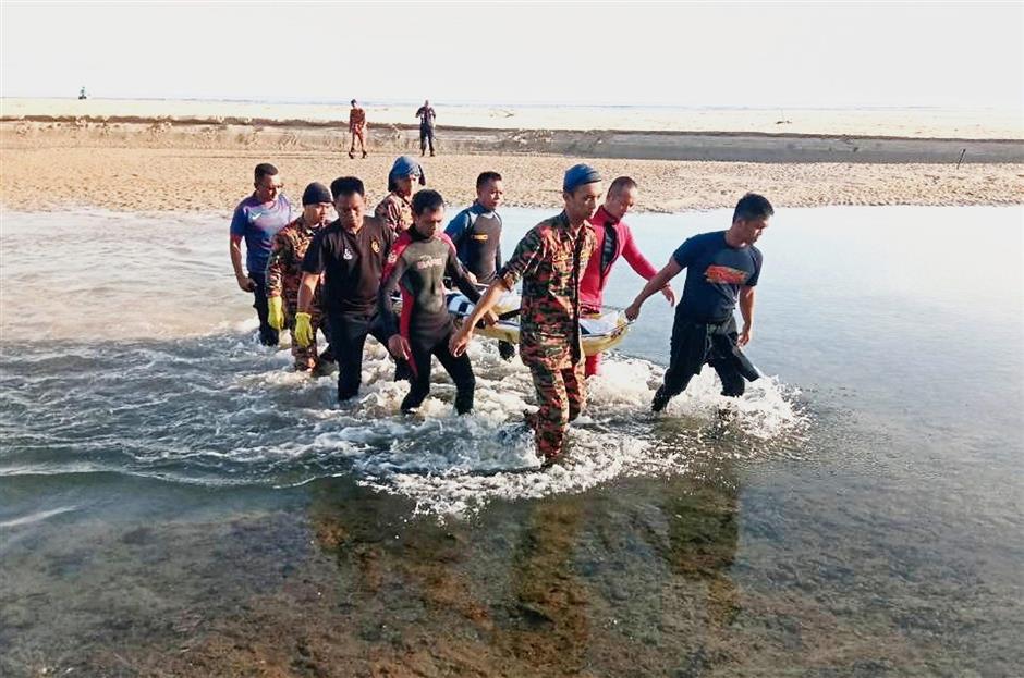 kksdrown230418Firemen retrieved the body of 12 years old Lai and still searching for the missing Ng