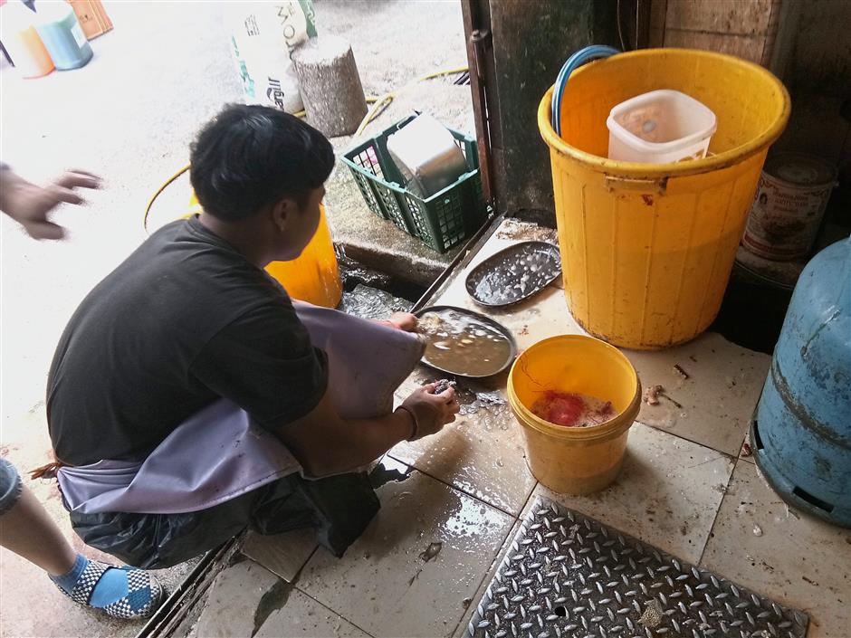 No washing or food preparation is allowed in the back lanes of restaurants but eateries flout this rule.