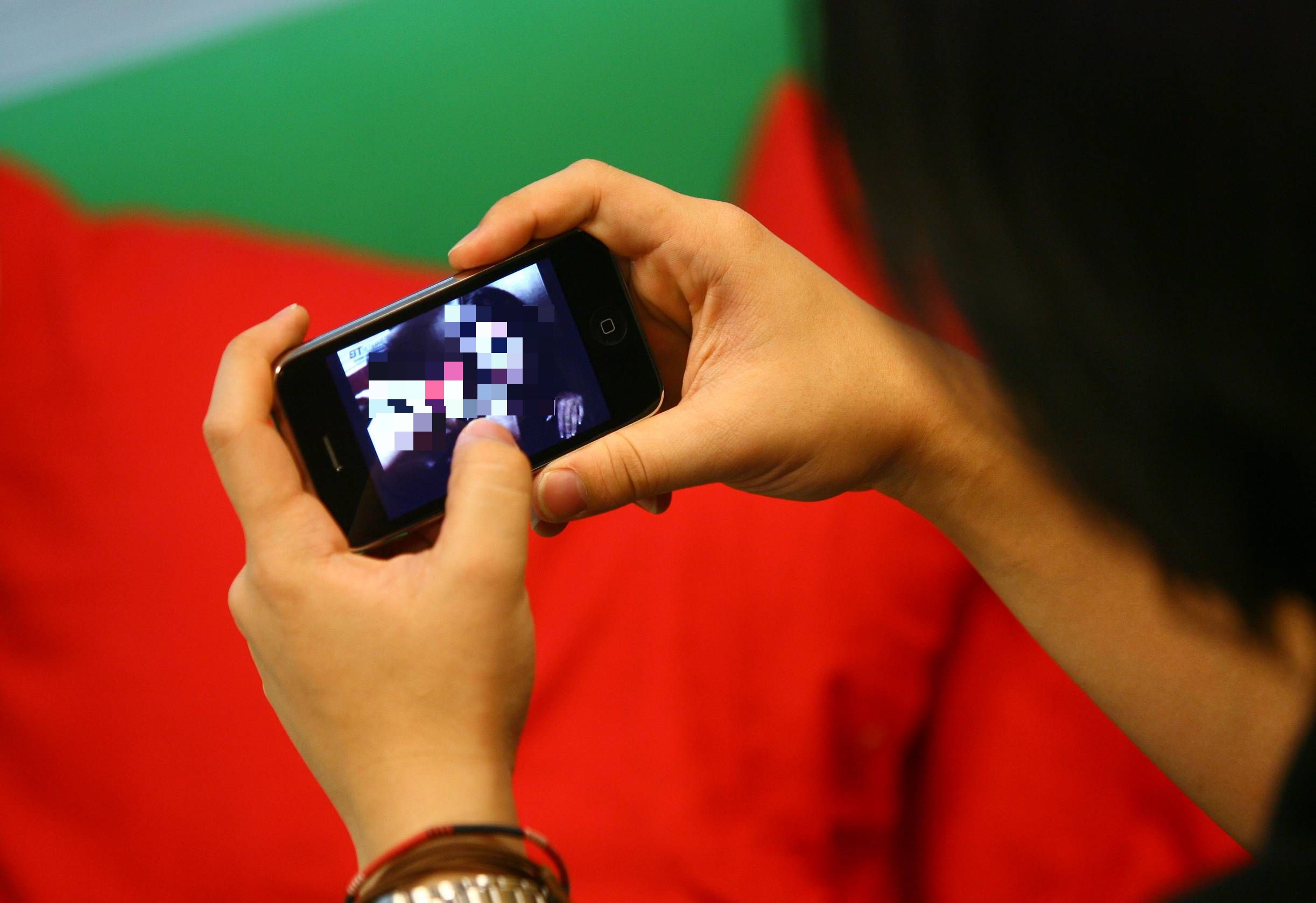 THE STARMan watches porn, his girlfriend is the