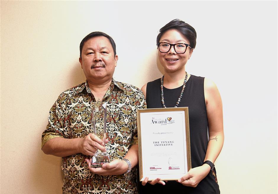 Conversation starters: Co-founders of The Tuyang Initiative John Wan Usang (left) and Juvita Tatan Wan (right) with the Star Golden Hearts Award 2018 during the ceremony at Menara Star.Star Golden Hearts Award Ceremony 2018 at Menara Star. AZMAN GHANI / The Star