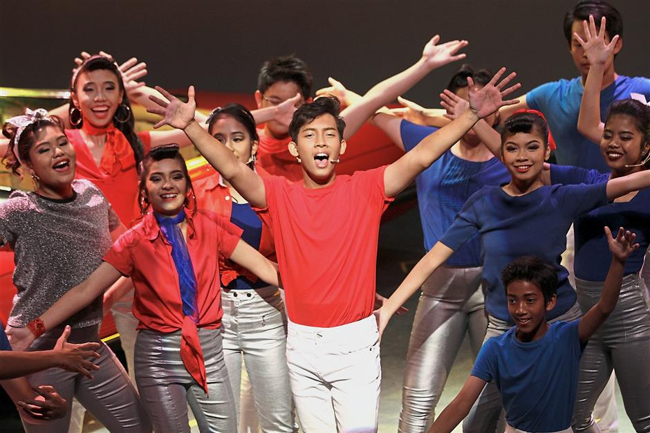 Megat Danish (middle, front row) and fellow cast members singing their hearts out during the performance.