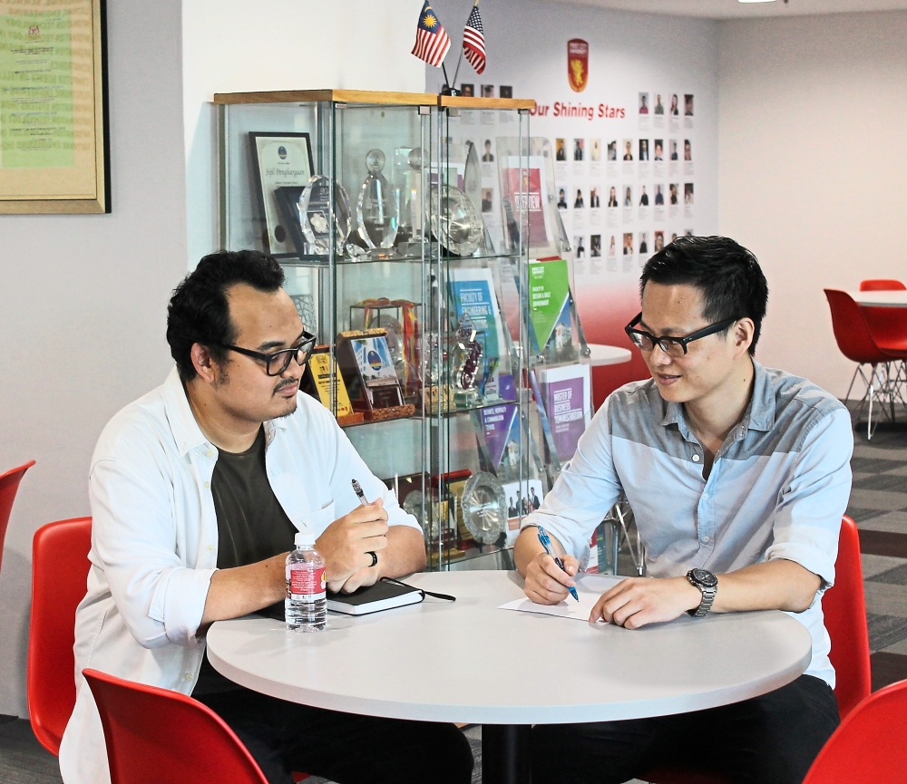 Abdul Rasyid (left) and Ding sharing their success stories with each other.