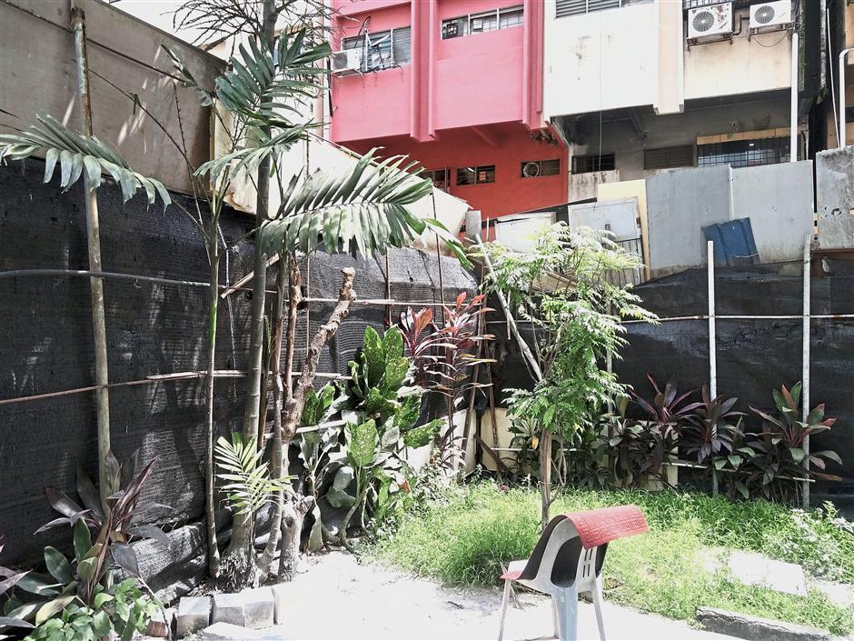 The management of Wisma Harapan put up blacks neta to cover the ugly sight of the dumpsite but it was removed when they discovered that it had become a rat breeding ground.