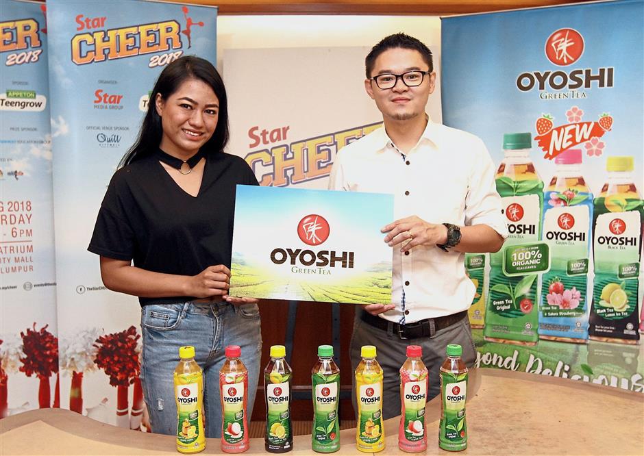 (Far left) Chin (right) and Star Media Group Business Development executive Nash Zulkifli with the Physicians Formula pressed powder sponsored for the event.