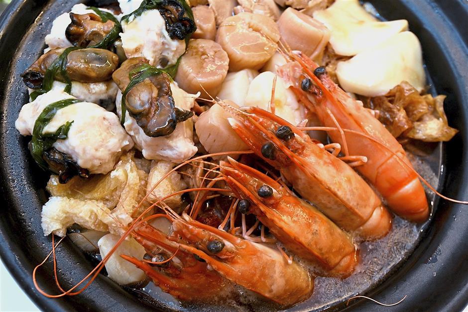 Dynasty Restaurant‘s poon choi (treasure pot) is filled with delicacies that spell prosperity.