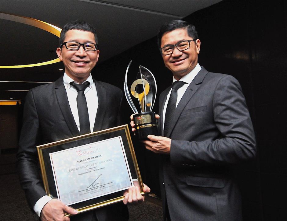 Simon Lee (left) from AME Development Berhad won Merit Award for Best Industrial Development Category and Kelvin Lee from Ipark Development won the Excellence Award for the same category.
