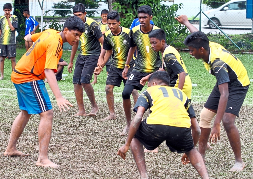 A kabaddi game in progress. — Filepic