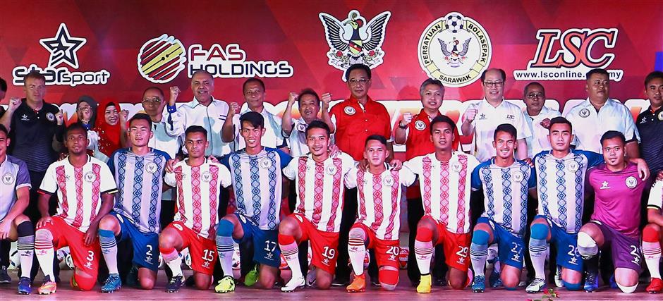 Abdul Karim (back row, fifth from right) with officials and Sarawak players after launching the team’s 2018 Malaysia Premier League jersey.