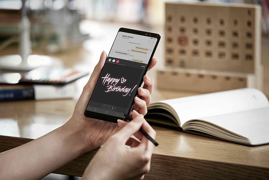 The Galaxy Note 8 allows you to send animated text and drawings with sparkling or neon light effects for that added personal touch.