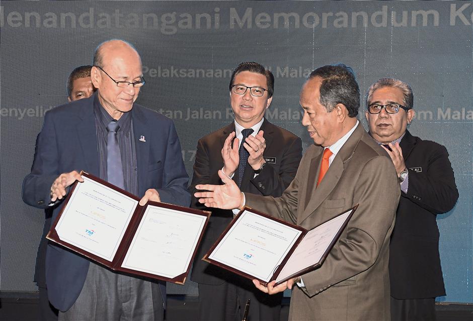 Good move: Liow (second left) observing MoC exchange between Lee (left) and Dr Sulaiman on the eCall system in Putrajaya. Looking on is Multimedia and Communication Ministry deputy secretary-general Datuk Dr Mohd Ali Mohamad Nor (right). — Bernama