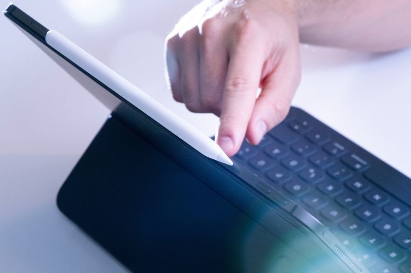 ILLUSTRATION - The Apple Pencil has gone through a complete redesign. The new pencil can be charged wirelessly simply by attaching it to the outside of the screen, where it sticks magnetically. If you're a creative professional, the pencil can definitely become an invaluable tool. Photo: Franziska Gabbert/dpa