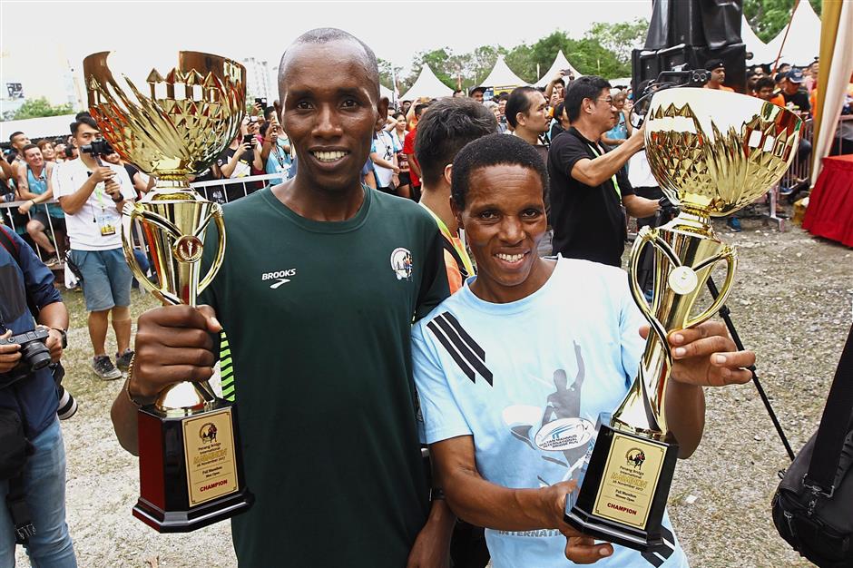 Njuguna (right) and Kiptanui proudly showing off their prizes after winning the Women’s Open and Men’s Open categories respectively.