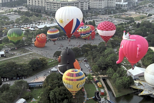 Hot Air Balloon Fiesta Takes Off In Putrajaya The Star