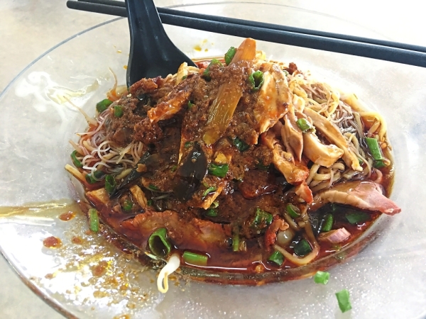 The dry curry noodles dish at Keng Nam Coffee Shop comes with chicken slices and char siew.