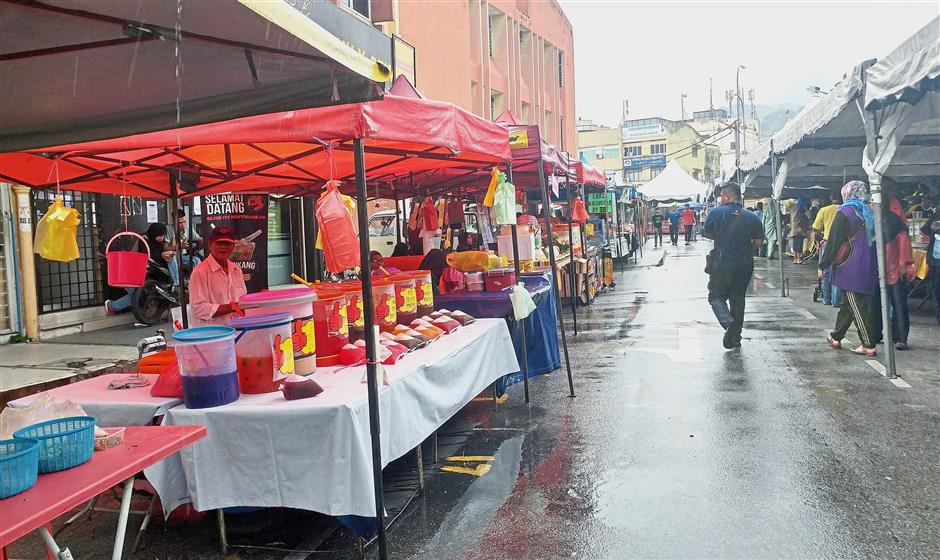 Thousands Visit Perak Stadium Site Daily During Ramadan Despite Rainy Weather The Star