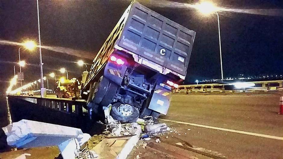 The lorry rammed into divider at KM1.0 towards the island during the 3.30am incident on Penang Bridge yesterday. - Supplied pic / 6 March 2018.