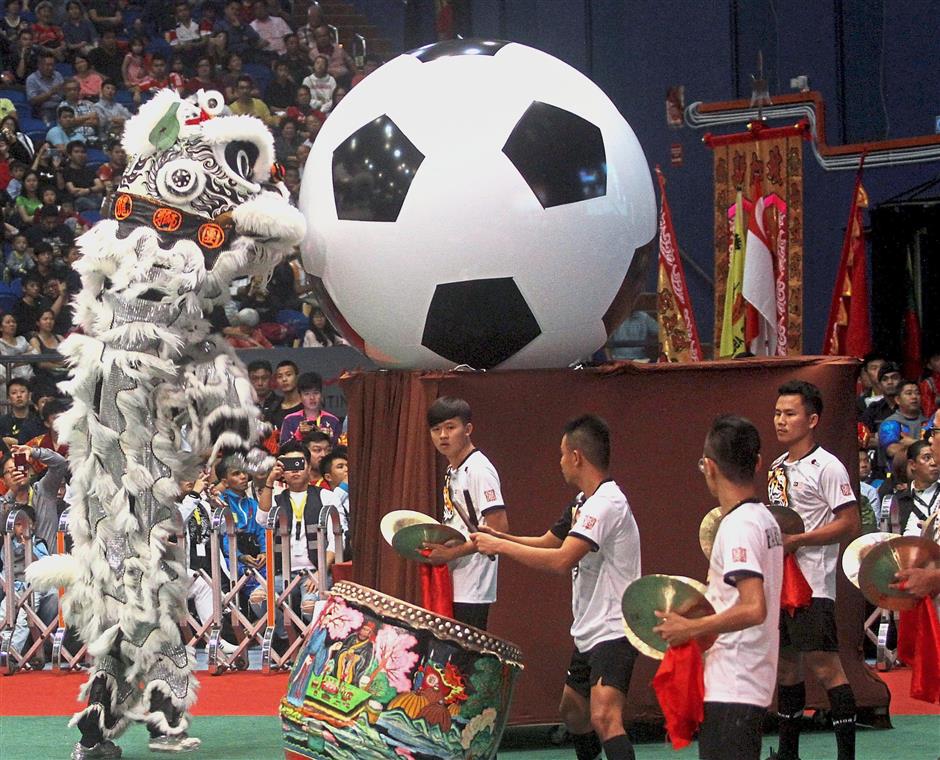 Team members of the Kun Seng Keng Lion and Dragon Association Muar appeared in football attire with a giant football, much to the delight of the audience.