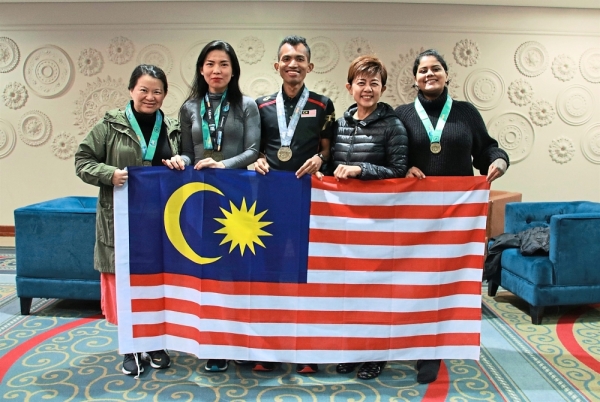 Edan (centre) and Angeline (second from left) with members of the media after the event.