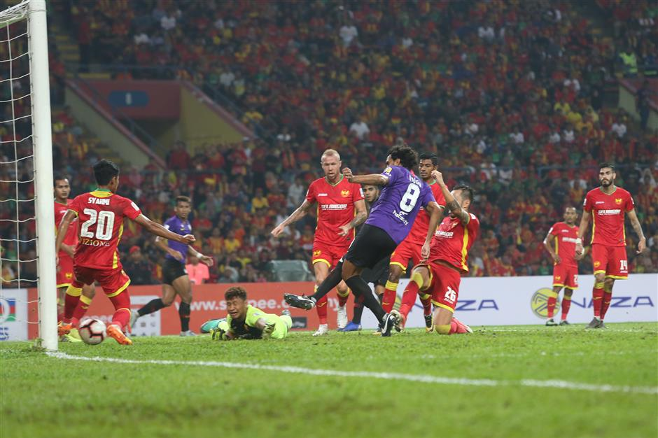 Diogo Luis Santo (in purple) scoring JDT’s second goal against Selangor.