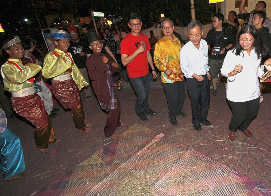 (From right) Wong, Kepayang assemblyman Dr Ko Chung Sen, Deputy Health Minister Dr Lee Boon Chye and Tan taking part in the belotah dance at the event.