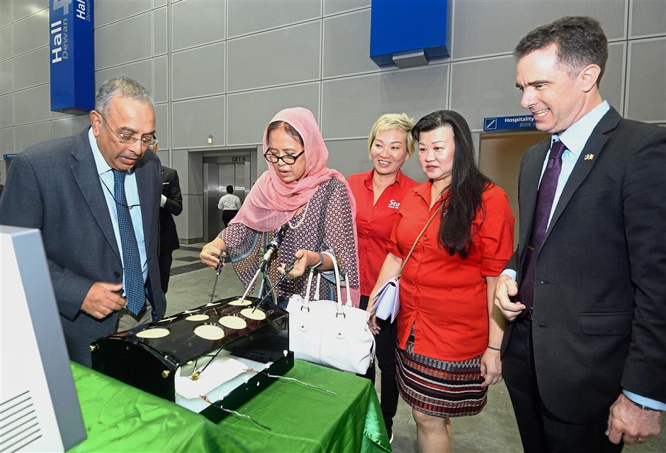 No easy task: (From left) RCSI and UCD Malaysia Campus head, RUMC surgery Prof Dr Premnath N watching as Dr Siti Hamisah uses the laparoscopic stack which trains doctors in keyhole surgery. Looking on are I.Star Events chief executive officer Datuk Adriana Law, Ng and RUMC president and CEO Prof Stephen Doughty.