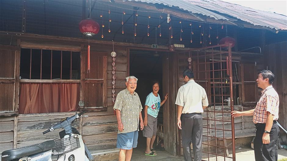 Kampung Baru Tambun villager Lew (left) and his wife Lee, welcoming Chang (second from right) and Tambun MCA secretary Lim Pak Kwai (right) to their house.