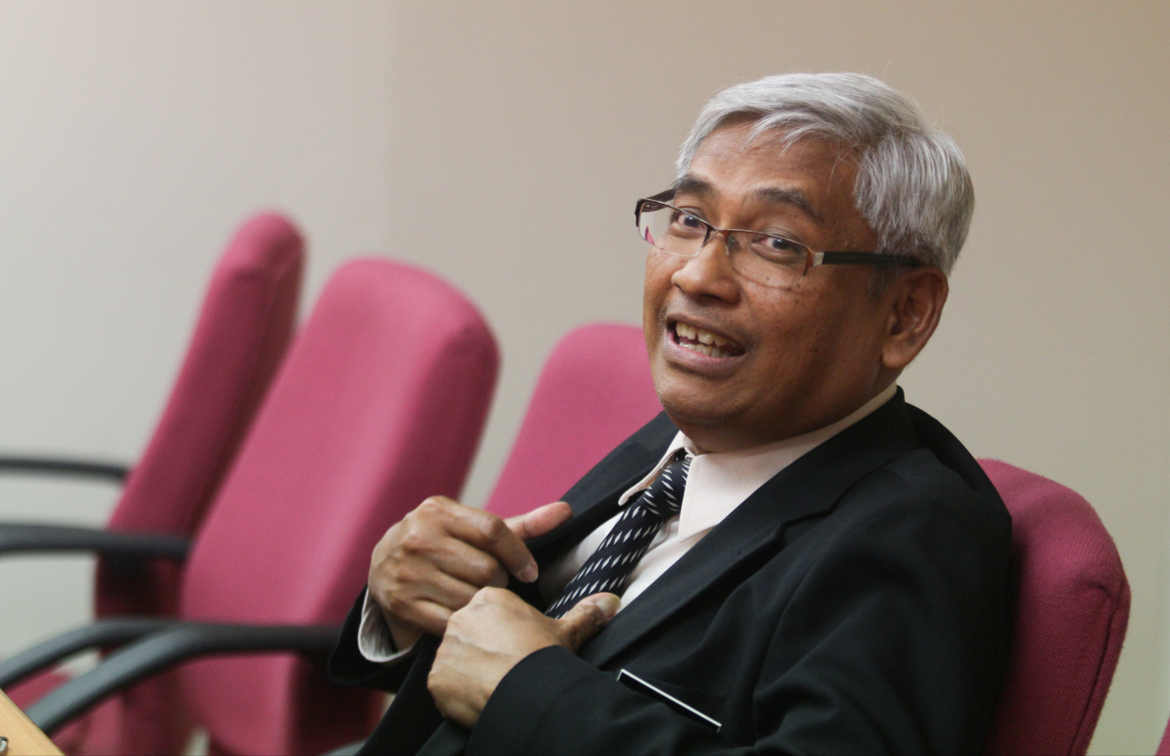 Abdul Aziz Bari I M Not Out To Oust Perak Mb The Star
